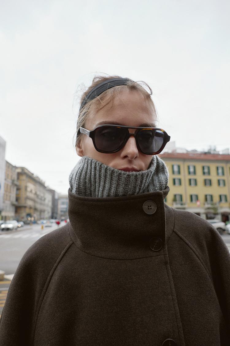 Casaco macio de gola alta com cinto