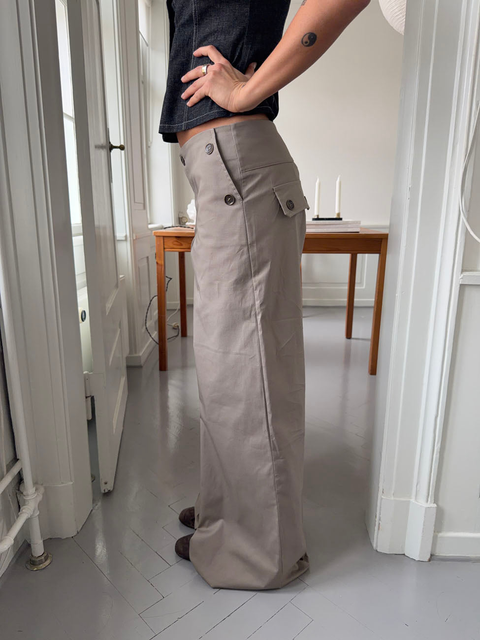 Lumeva - Pantalones con detalles abotonados