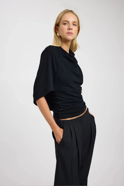 Lumeva - Top negro drapeado con cuello caído