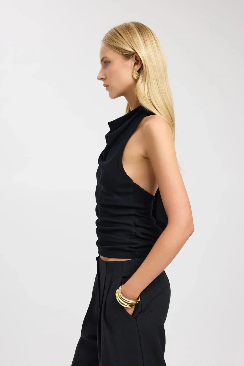 Lumeva - Top negro drapeado con cuello caído