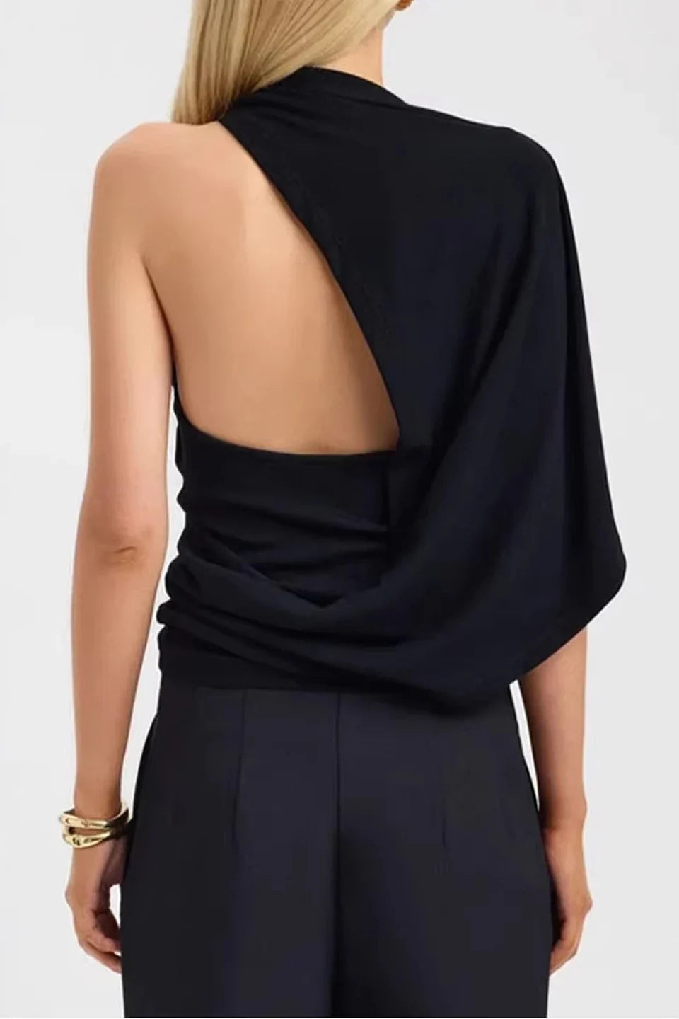 Lumeva - Top negro drapeado con cuello caído