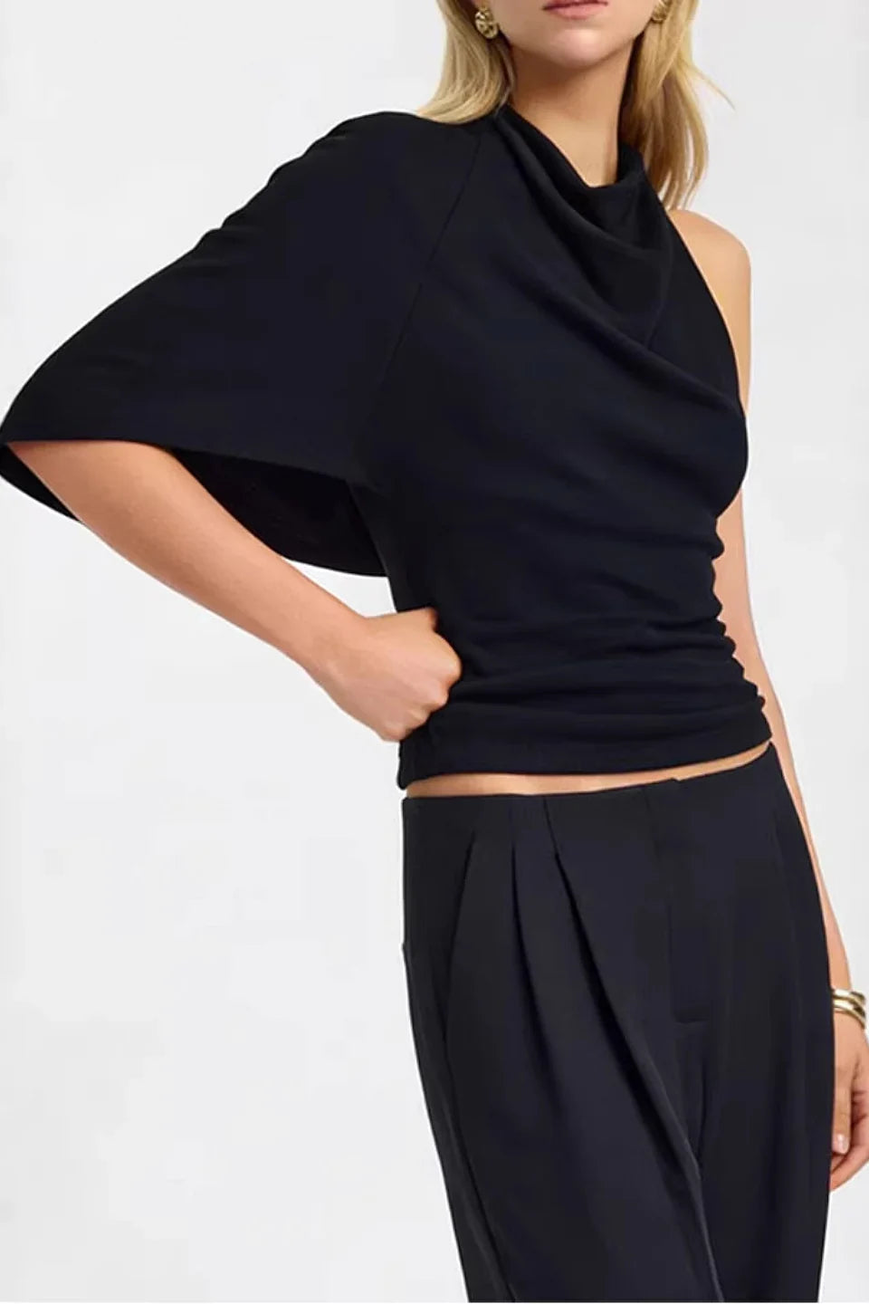 Lumeva - Top negro drapeado con cuello caído